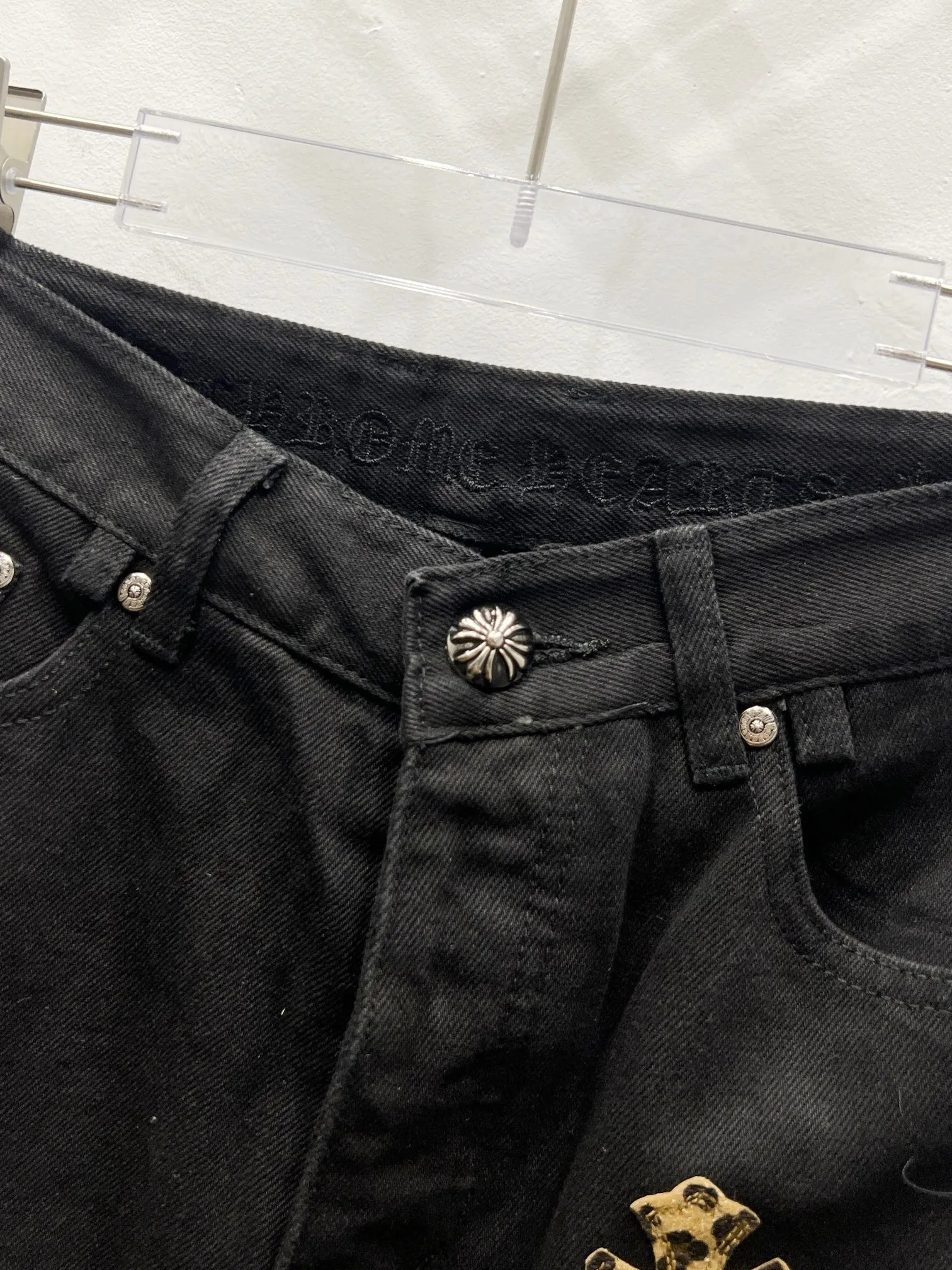 P250 Style Number: (c039) Chrome Hearts CH Chrome Hearts Heavy Industry Damaged High Street Jeans Exude unruly personality and unique charm. Every wear and tear is carefully designed to present a unique artistic feel. Made of imported denim fabric, which has undergone heavy industrial washing and destruction treatment, the trousers show a super cool effect on the upper body, allowing you to dominate the fashion stage.  This is more than just a pair of jeans, it is an expression of attitude. With its unique design concept and ultimate pursuit of details, Croxin breaks traditional boundaries and defines the jeans trend in the new era. The trousers are made of double-layer woven fabric and matched with customized hardware, showing an incomparably beautiful and unique style, making every wearer the focus of fashion. Imported denim fabric, super heavy-duty washed and damaged, the upper body is super cool! Customized hardware, incomparably good-looking model. The production process is difficult. It has a high-street feel. Color: blue Size: S M L XL XXL